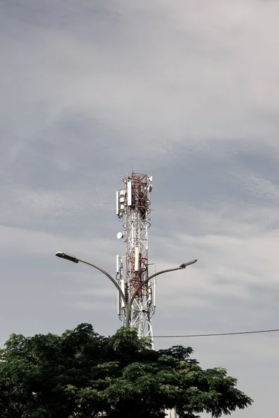 Tiro Vertical Uma Antena Comunicação Por Satélite Fundo Céu Nublado — Fotografia de Stock