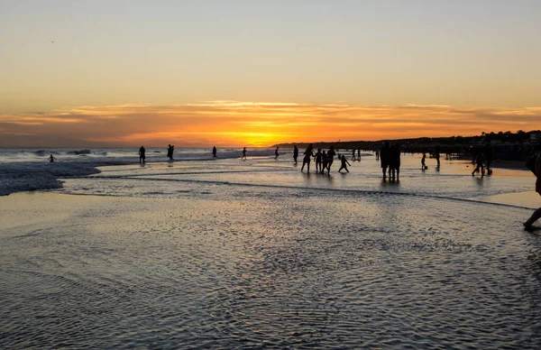 Belo Pôr Sol Praia Buenos Aires Com Pessoas Caminhando Costa — Fotografia de Stock