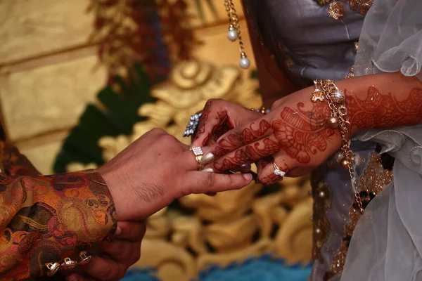Zbliżenie Pary Indian Wymieniających Obrączki Podczas Ceremonii Pierścieni Indiach Ręka — Zdjęcie stockowe