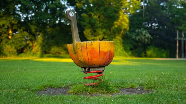 Zbliżenie Sprzęt Plac Zabaw Zielonym Trawniku — Zdjęcie stockowe