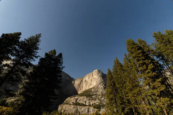 Upea Maisema Yosemiten Kansallispuistossa — kuvapankkivalokuva