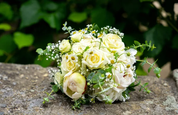 Egy Esküvői Csokor Halványsárga Rózsákkal Egy Kövön — Stock Fotó
