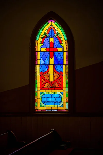 Eine Vertikale Aufnahme Eines Glasfensters Der Kirche — Stockfoto