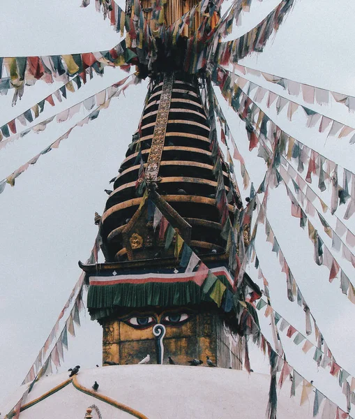 尼泊尔加德满都Swayambhunath Stupa神庙在晴朗的天空下垂直拍摄的照片 — 图库照片