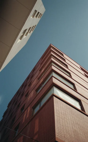 Egy Függőleges Felvétel Modern Lakóépületekről Napfény Kék Alatt — Stock Fotó