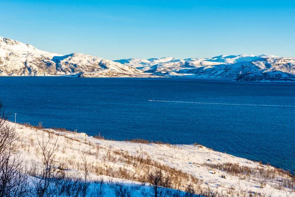 Krásný Výhled Zamrzlé Hory Pokryté Sněhem Chladného Zimního Dne Norsku — Stock fotografie