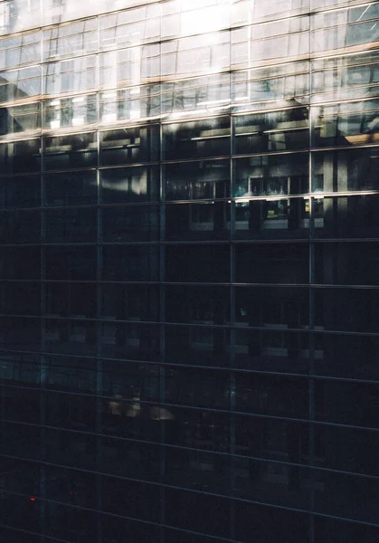Вертикальний Знімок Скляної Стіни Яскравим Сонячним Світлом Світиться Ньому Фон — стокове фото