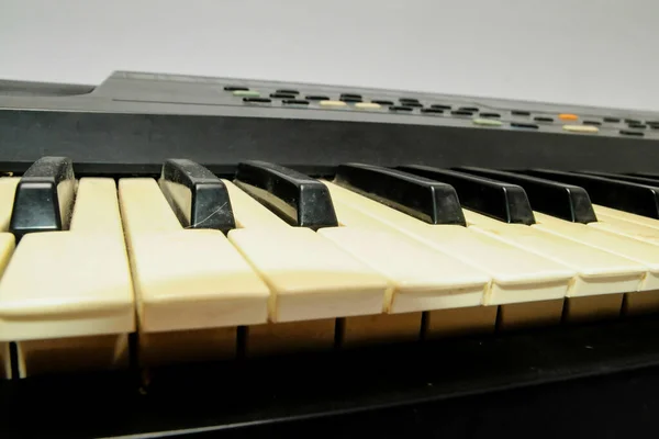 低角弹奏钢琴键盘的镜头 — 图库照片