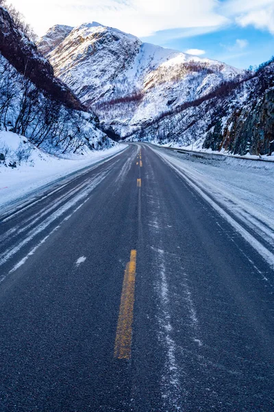 Norveç Soğuk Kışının Ortasında Donmuş Yol Güzel Bir Manzarası — Stok fotoğraf