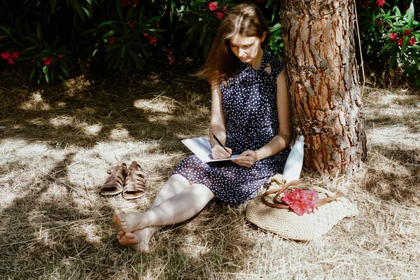 Middle Aged Caucasian Female Sitting Next Tree Writing Notes Her — Stock Photo, Image