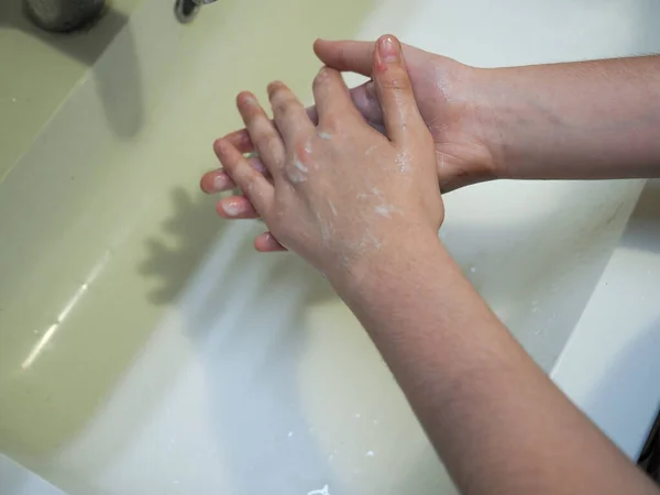 Een Persoon Die Handen Wast Een Gootsteen — Stockfoto
