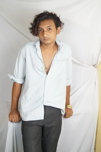 照片中 一位来自南亚的印度年轻人在白色背景中对着相机摆姿势 — 图库照片