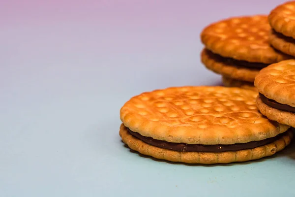 Ronde Koekjes Met Chocolade Room Sandwichkoekjes Met Chocolade Vulling Geïsoleerd — Stockfoto