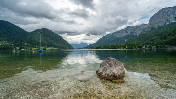 湖に映る森の山々と曇り空の魅惑的な風景 — ストック写真