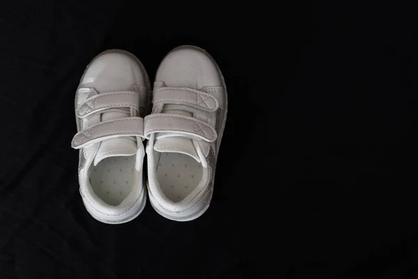 Par Lindos Zapatos Bebé Blancos Una Superficie Negra —  Fotos de Stock