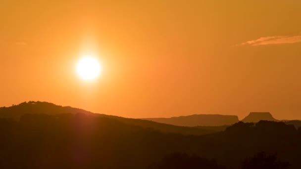 Hermoso Atardecer Sobre Las Montañas — Vídeos de Stock