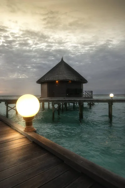 Vertical Shot Wooden Hotel Room Surrounded Ocean Maldives — 스톡 사진