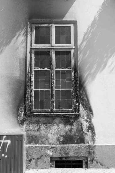 Penceresi Olan Yanmış Bir Cephe — Stok fotoğraf