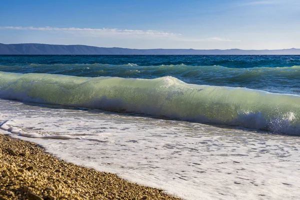 Closeup Shot Wavy Sea Rocky Seashore — Stock Photo, Image