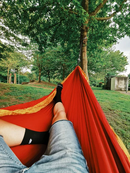 Ragazzo Con Pantaloncini Appesi Amaca — Foto Stock