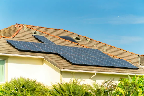 Una Casa Con Paneles Solares Techo — Foto de Stock