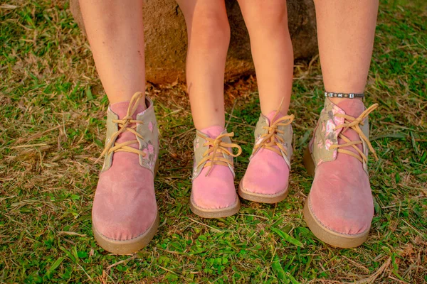 Close Uma Mãe Filha Usando Sapatos Correspondentes — Fotografia de Stock