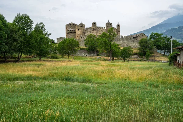 Fenis Kalesi Manzarası Aosta Vadisi Ndeki Ünlü Bir Ortaçağ Kalesi — Stok fotoğraf