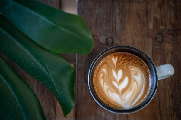 Górny Widok Filiżanki Kawy Latte Sztuki Drewnianym Stole — Zdjęcie stockowe