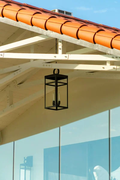 Uma Lâmpada Decorativa Pendurada Teto Terraço — Fotografia de Stock