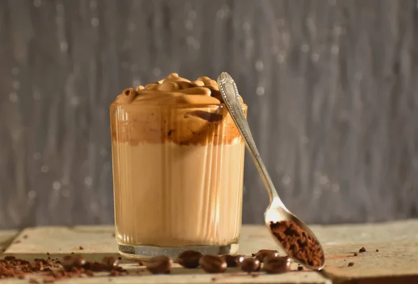 Закрыть Вид Холодный Кофе Шоколадным Кремом Ложкой Кофейным Зерном — стоковое фото