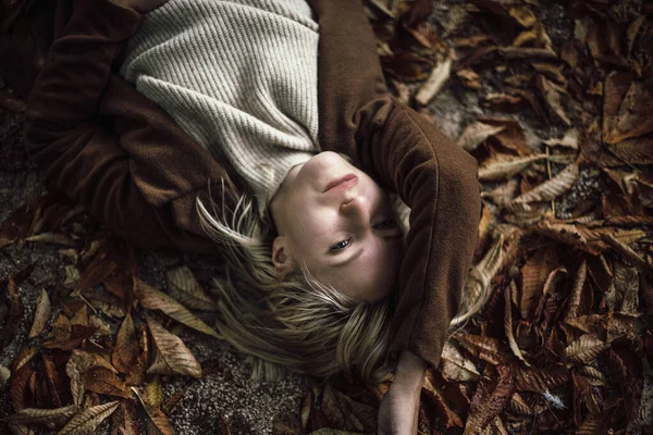 Portrait Une Femme Blonde Allongée Sur Sol Avec Des Feuilles — Photo