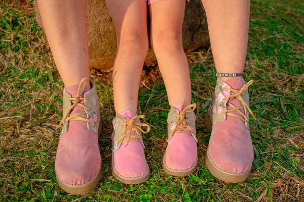 Close Uma Mãe Filha Usando Sapatos Correspondentes — Fotografia de Stock
