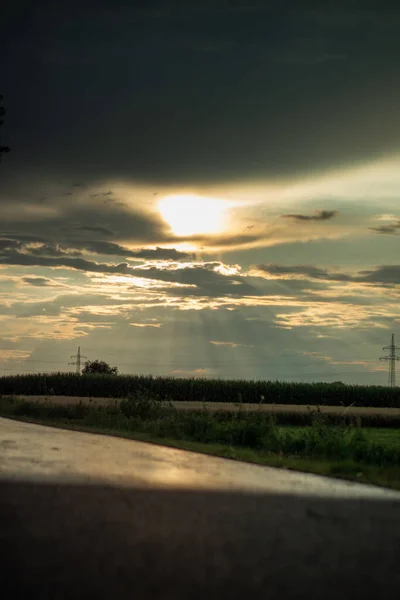 Céu Dramático Com Nuvens Sol Primeiro Plano Uma Rua Que — Fotografia de Stock