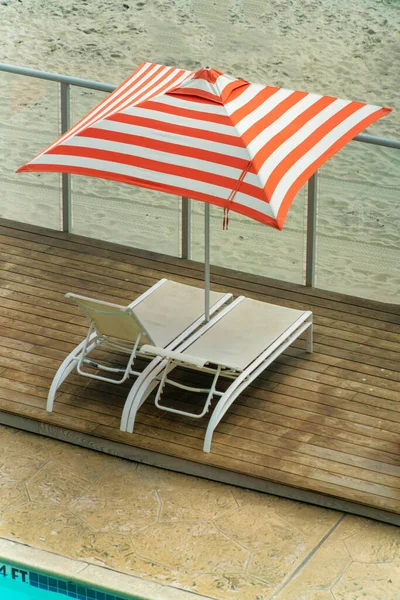 Två Solstolar Ett Randigt Paraply Stranden — Stockfoto