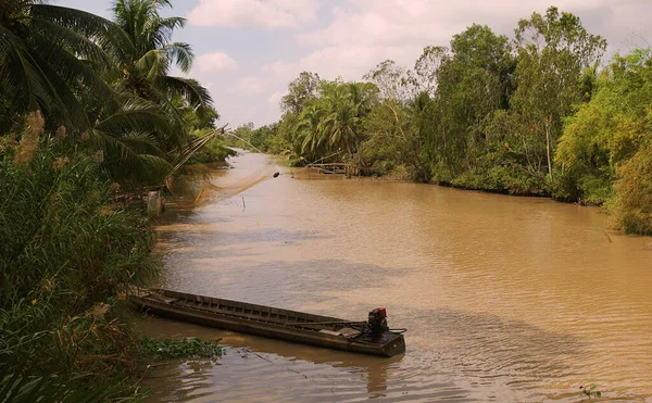 Dlouhá Rybářská Kajak Břehu Řeky Mekong Náhlé — Stock fotografie