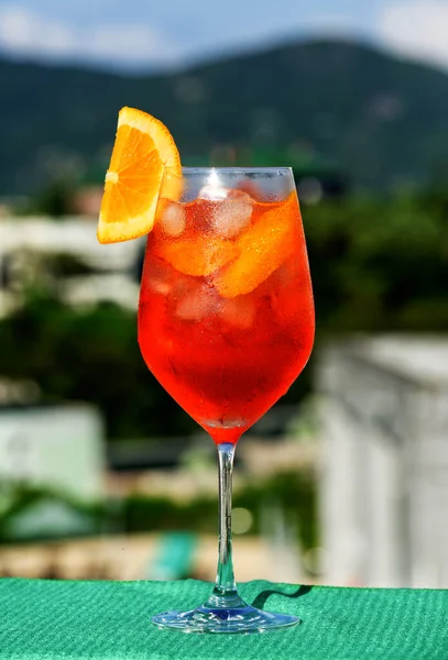 氷と新鮮なオレンジスライスと冷たいさわやかなカクテルのガラス — ストック写真