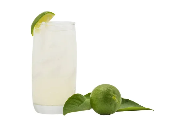 Beyaz Arka Planda Izole Edilmiş Ferahlatıcı Bir Limon Suyuna Yakın — Stok fotoğraf