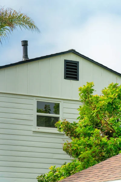 Uma Casa Campo Com Paredes Exteriores Verdes — Fotografia de Stock