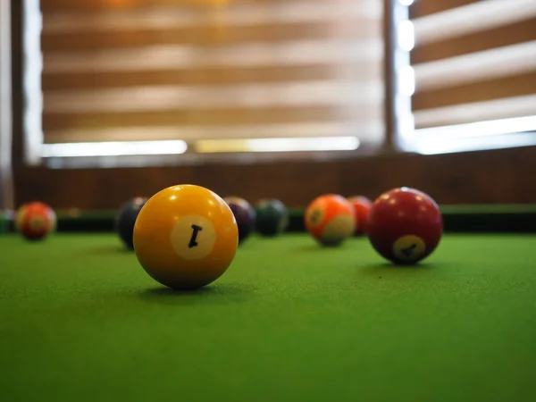 Der Snookerball Sitzt Auf Dem Grünen Tisch Bereit Für Den — Stockfoto