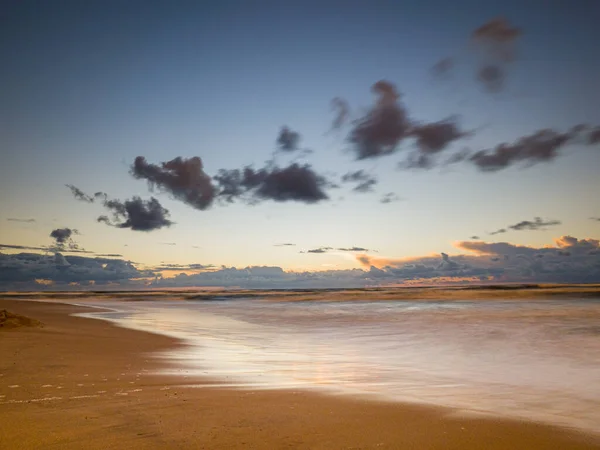 Pláž Přímořská Modrá Obloha Hnědá Pláž — Stock fotografie
