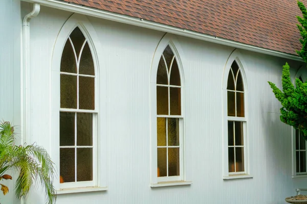 ゴシック様式と帯状の屋根のアーチ型の窓のある家 — ストック写真