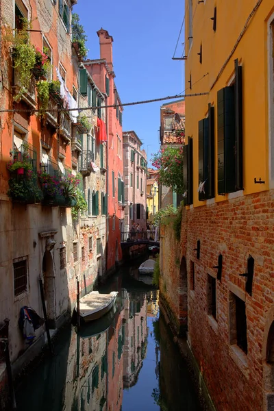 Ein Schmaler Kanal Der Berühmten Stadt Venedig Zwischen Alten Backsteinhäusern — Stockfoto