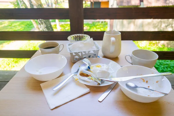 Close Pratos Brancos Sujos Xícaras Uma Mesa Café Manhã — Fotografia de Stock