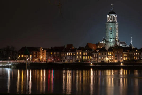 Lebuinus Kerk Heldere Stadsgebouwen Weerspiegeld Het Water Nachts Deventer Nederland — Stockfoto