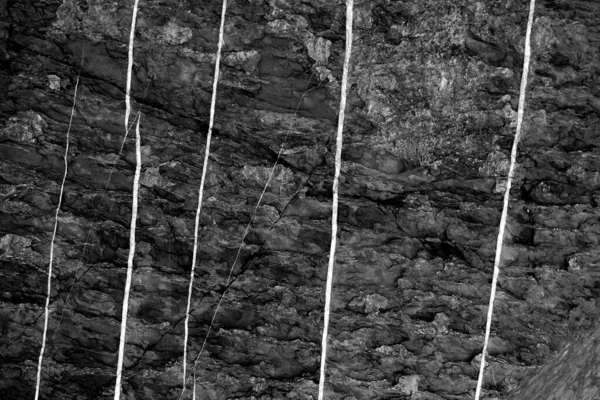 Black Rock Texturizado Fundo Com Padrão Veias Verticais Paralelas Brancas — Fotografia de Stock
