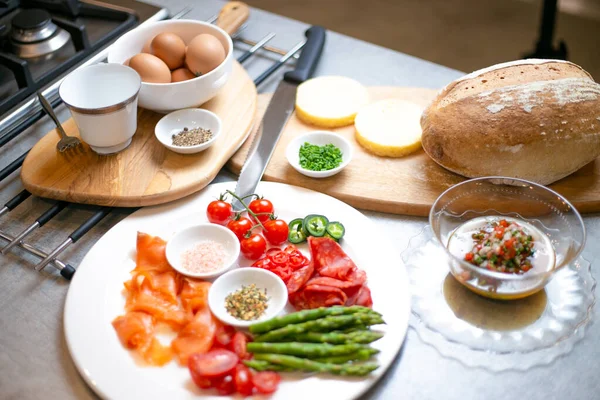 Placa Cerâmica Branca Cheia Tomate Salmão Pimentão Espargos Ovos Pão — Fotografia de Stock