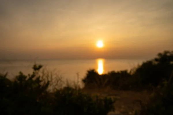 Tiro Desfocado Costa Perto Mar Durante Pôr Sol — Fotografia de Stock