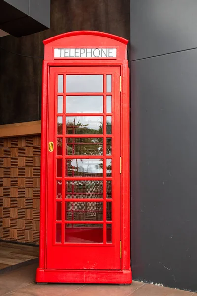 Una Sola Cabina Teléfono Roja Británica Calle —  Fotos de Stock