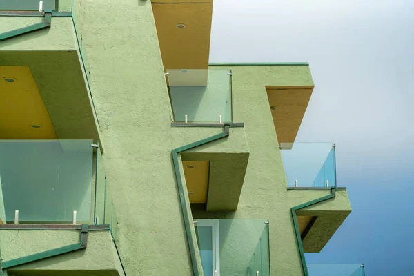 Ein Mehrfamilienhaus Mit Balkon — Stockfoto