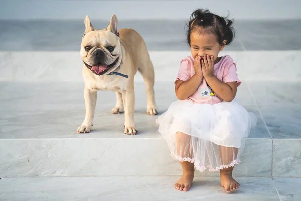 Een Schattig Aziatisch Vrouwelijk Kind Haar Huisdier Frans Bulldog — Stockfoto